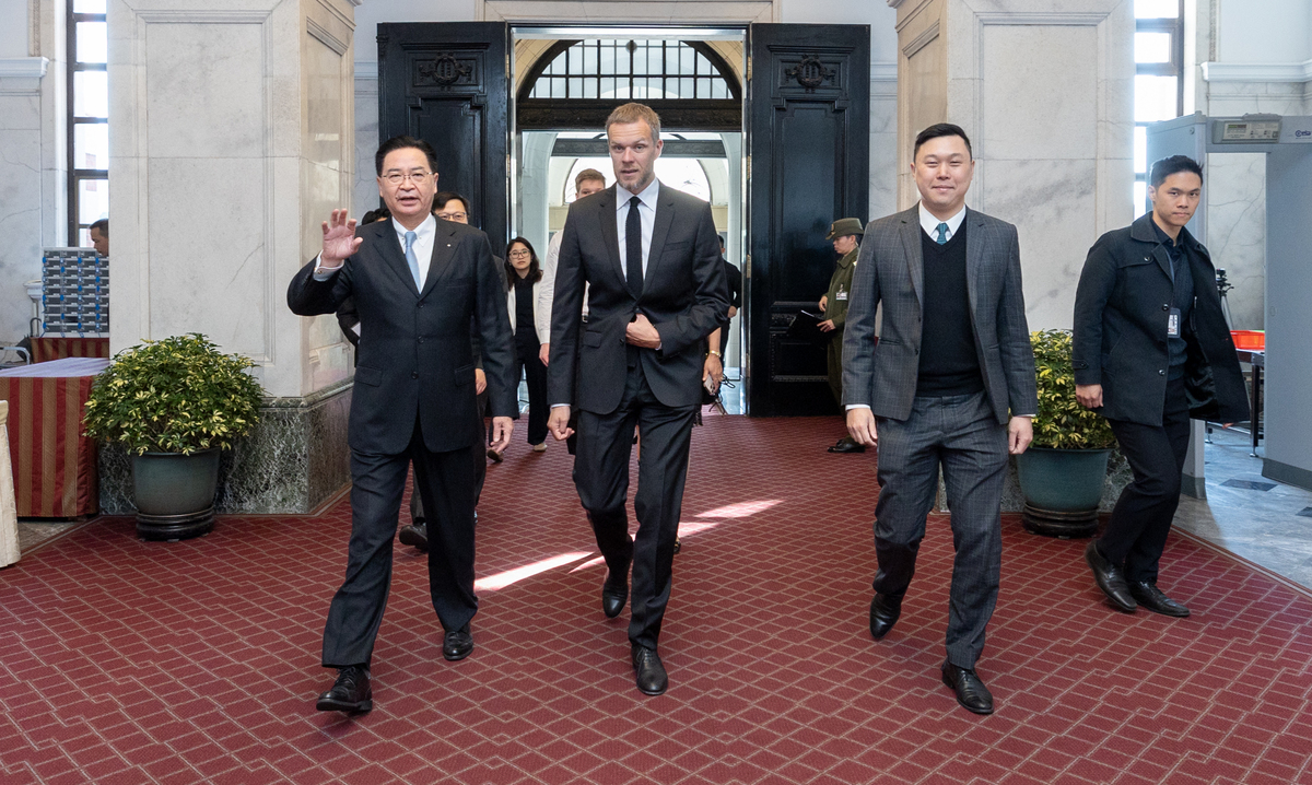  總統府發言人李問14日擔任導覽，向立陶宛前外交部長藍柏吉斯（Gabrielius Landsbergis）闡述總統府展覽意涵；國安會祕書長吳釗燮也一同出席。 圖：總統府提供 