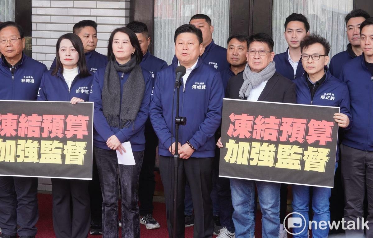國民黨立院黨團總召傅崐萁和國民黨立委。   圖：張良一/攝