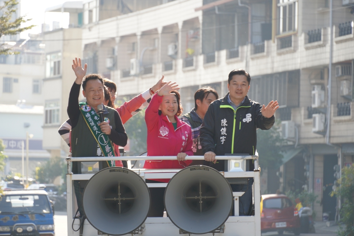  南投縣草屯鎮長補選將於明日投票，民進黨候選人蔡銘軒日前在羅美玲、陳俊宇陪同下拜票。 圖：翻攝自蔡銘軒臉書 