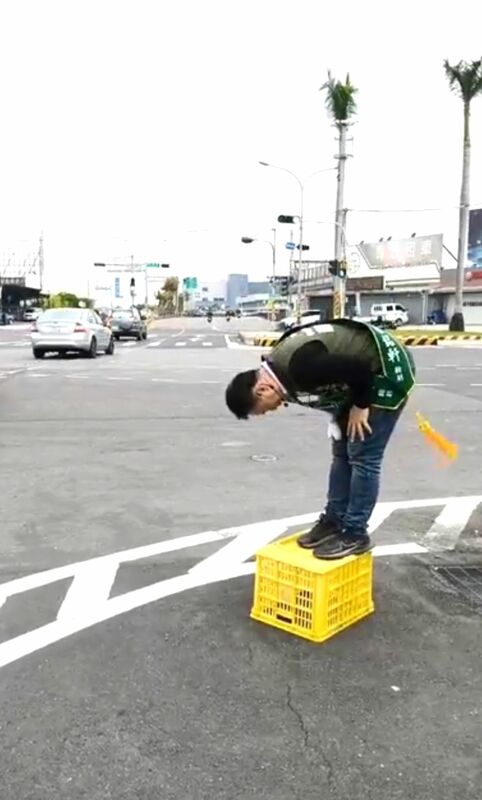  南投縣草屯鎮長補選將於明日投票，民進黨候選人蔡銘軒近來持續衝刺。 圖：翻攝自羅美玲臉書 