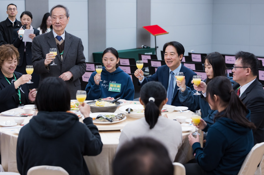  總統賴清德赴台中與家扶兒少春節圍爐。 圖：總統府提供 
