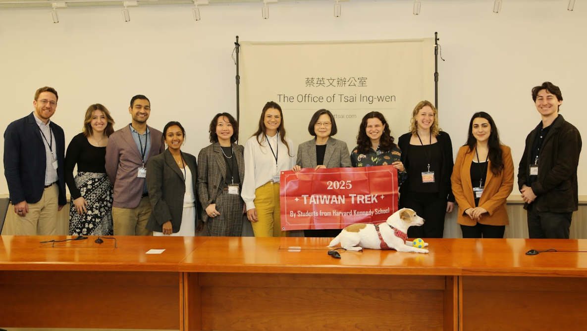  前總統蔡英文與哈佛、麻省理工學院訪團會面，暢談台灣民主、改革、國際情勢與獨特機遇。 圖：蔡英文辦公室提供 