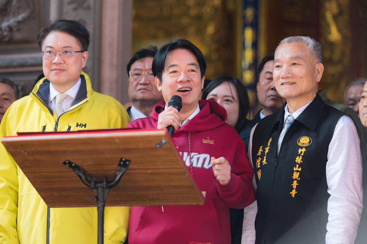  總統賴清德、民進黨秘書長林右昌一同赴林口竹林山觀音寺，董事長蔡煌明也現身。 圖：總統府提供 