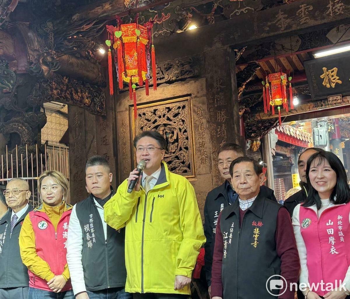  民進黨秘書長林右昌現身板橋接雲寺。 圖：黃宣尹攝 