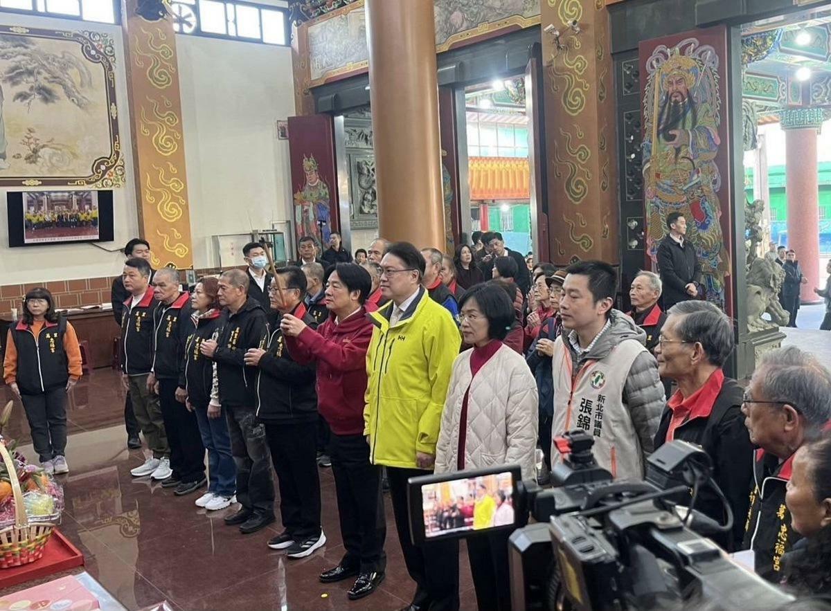 民進黨秘書長林右昌陪同總統賴清德赴萬里忠福宮，立委蘇巧慧也出席。 圖：黃宣尹攝