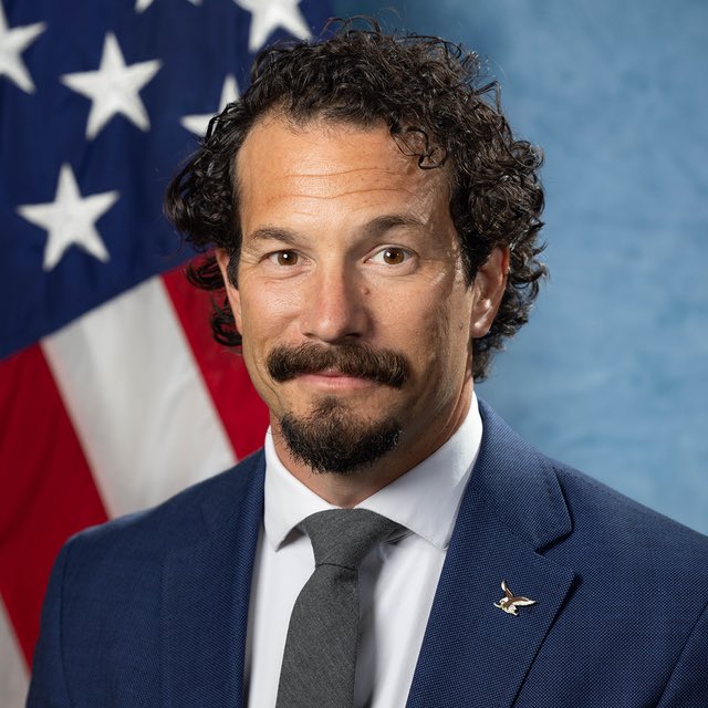  川普命令聯邦調查局代理局長布萊恩·德里斯科爾解僱參與 1 月 6 日案件的 8 名聯邦調查局特工，並提供所有涉案探員的姓名。 圖:擷自X帳號@DisavowTrump20 