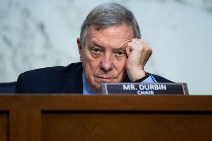  聯邦參議院司法委員會民主黨首席議員迪克 · 杜賓（Dick Durbin）強烈譴責此舉，指控川普政府藉此削弱 FBI 與司法部的誠信與效力。 圖:擷自X帳號@maureenwheat 