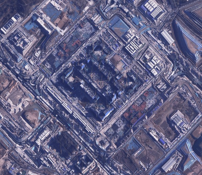  分析衛星圖像的專家雷尼 · 巴比亞茲（Renny Babiarz）指出，該地區已部署至少 100 台起重機，顯示工程規模極為龐大。圖像分析顯示，該區可能涵蓋多個地下設施，並透過地下通道相連，然而目前尚無更多公開資料顯示其具體用途。 圖:擷自X帳號@MenchOsint 