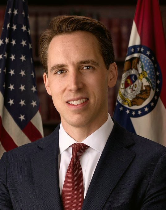  為防範中國 AI 技術崛起，美國密蘇里州共和黨參議員喬希 · 霍利（Josh Hawley） 於 1 月 29 日提出 《 2025 年美中人工智能能力脫鉤法案 》（Decoupling America's Artificial Intelligence Capabilities from China Act），內容包括禁止從中國進口或向中國出口 AI 技術、禁止美國企業在中國進行 AI 研究或合作和禁止美國企業投資中國 AI 企業。 圖:擷自霍利個人X帳號 