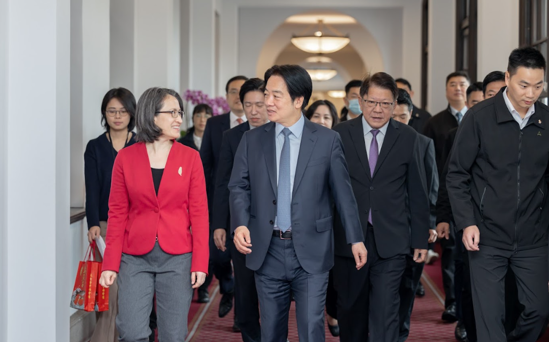  總統賴清德偕同副總統蕭美琴、總統府秘書長潘孟安等人向府內員工拜年。 圖：總統府提供 