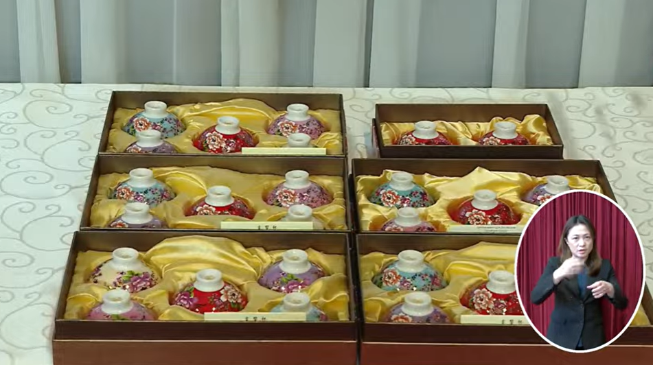  總統賴清德準備紅花響杯五入禮盒，送給蒞府的五院院長。 圖：翻攝自賴清德YT 