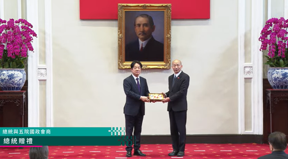  總統賴清德準備紅花響杯五入禮盒，送給蒞府的立法院長韓國瑜等五院院長。 圖：翻攝自賴清德YT 