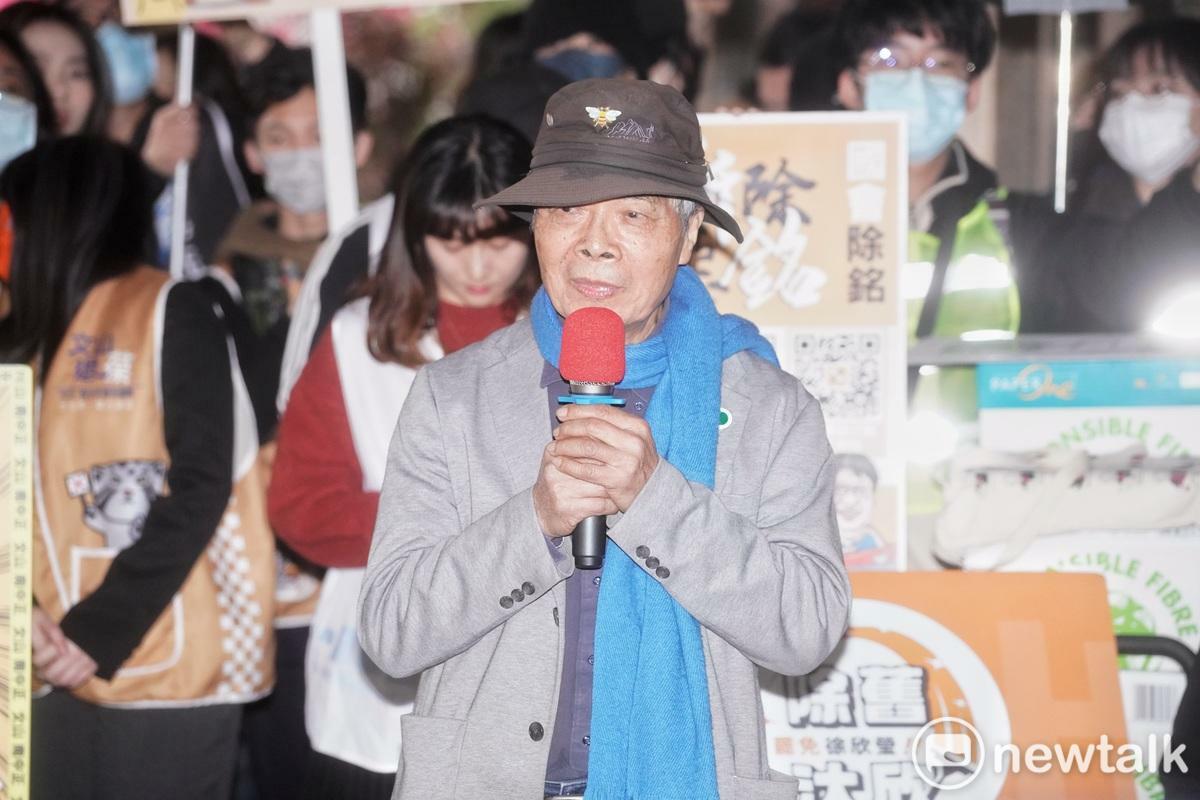  來自全台各地的罷免國民黨立委的公民團體到中選會遞交罷免提議書。圖為罷免謝衣鳯領銜人陳世雄。 圖：張良一/攝 