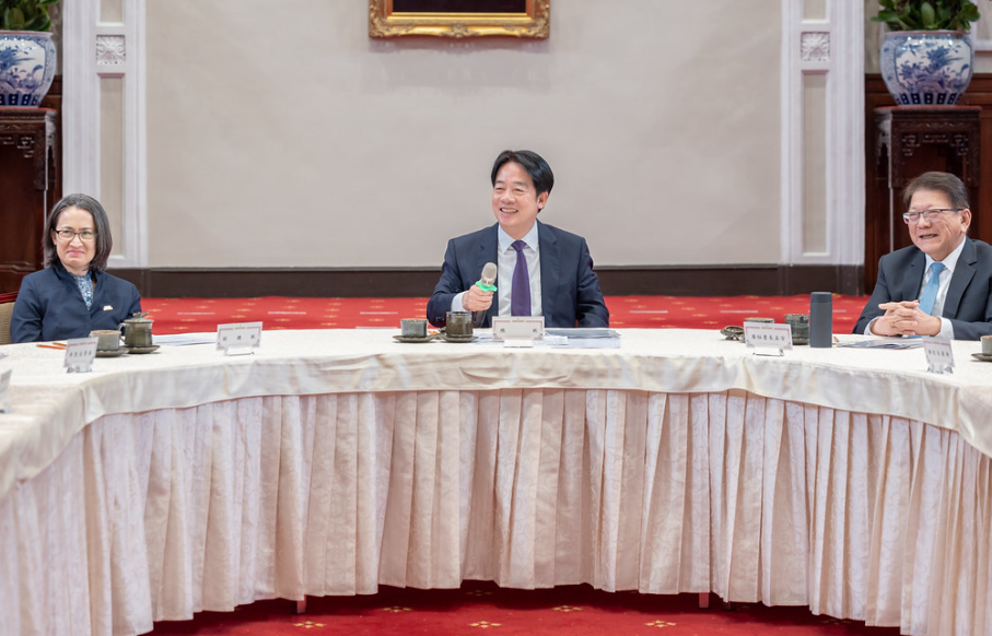  總統賴清德在副總統蕭美琴、總統府秘書長潘孟安陪同下，召集五院院長共商國政。 圖：總統府提供 