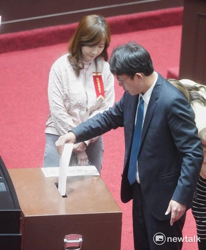 立法院院會針對選罷法修正案覆議進行投票，圖為民眾黨立院黨團總召黃國昌投票。   圖：張良一/攝