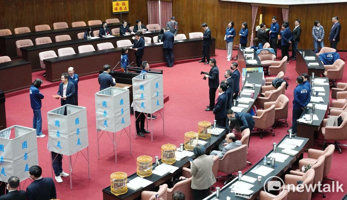 立法院院會針對選罷法修正案覆議進行投票。   圖：張良一/攝