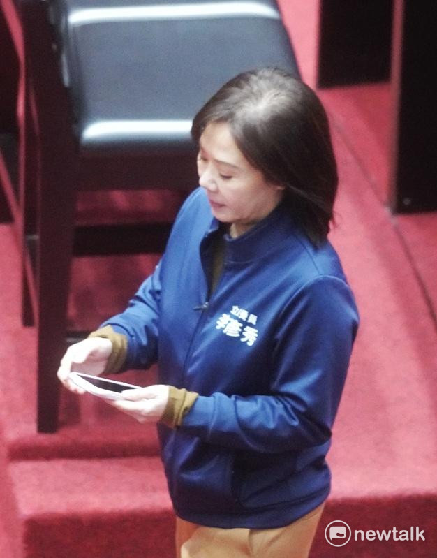 立法院院會針對選罷法修正案覆議進行投票，圖為國民黨立委李彥秀投票後看她的手機。   圖：張良一/攝