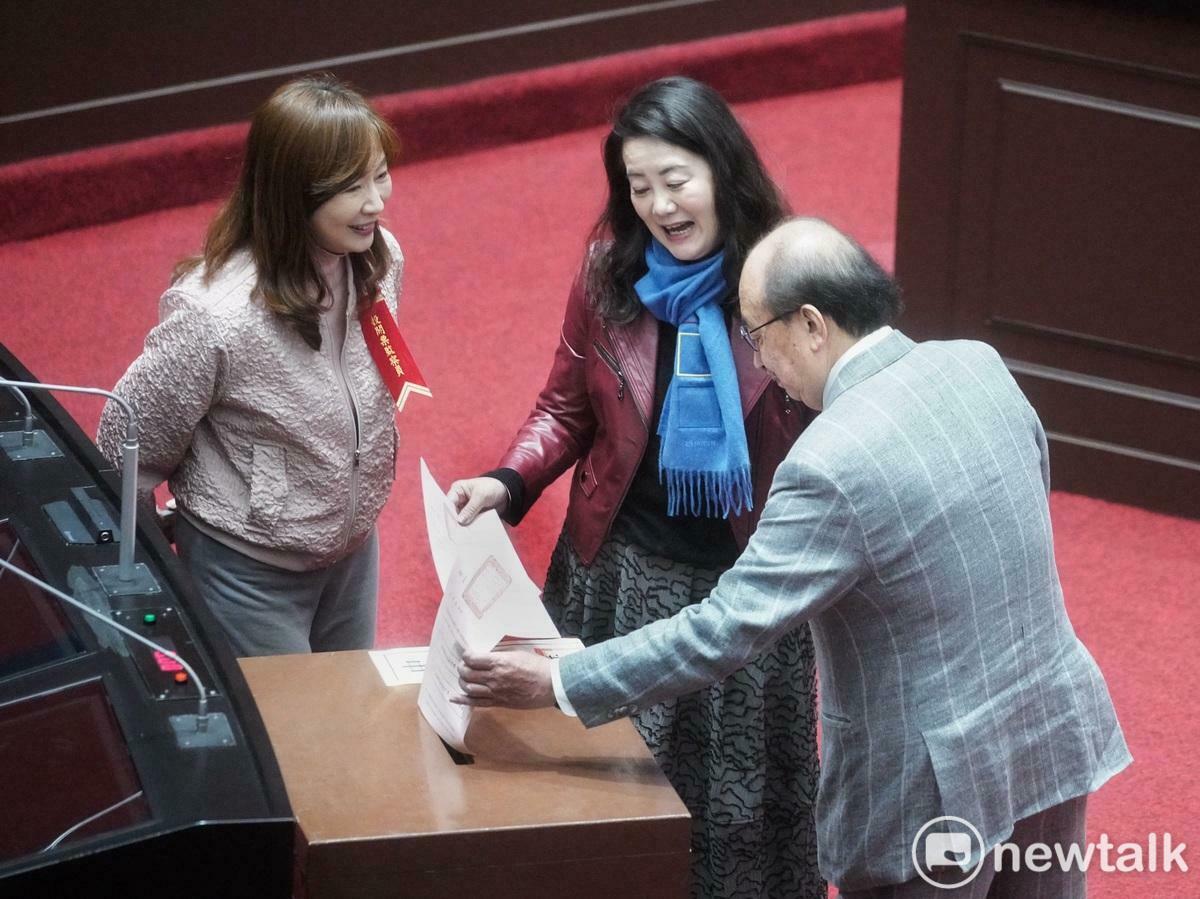 立法院院會針對選罷法修正案覆議進行投票，圖為民進黨立院黨團總召柯建銘、幹事長吳思瑤投票。   圖：張良一/攝