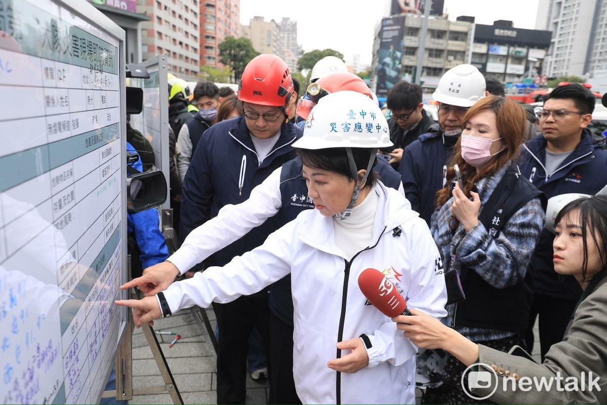 ▲台中新光三越百貨13日接近中午時發生氣爆意外，市長盧秀燕在現場確認搜救狀況。 圖：台中市政府提供 