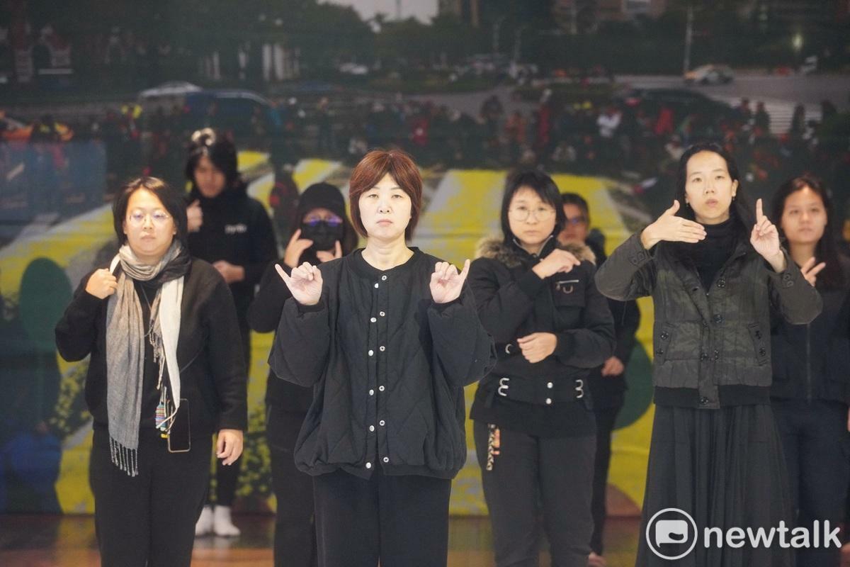 228七十八週年紀念行動行前記者會在蔡瑞月舞蹈研究社舉行，蔡瑞月舞蹈研究社、台灣基督長老教會總會等團體在記者會中，以手語詩、行動劇表達228的歷史悲劇。   圖：張良一/攝