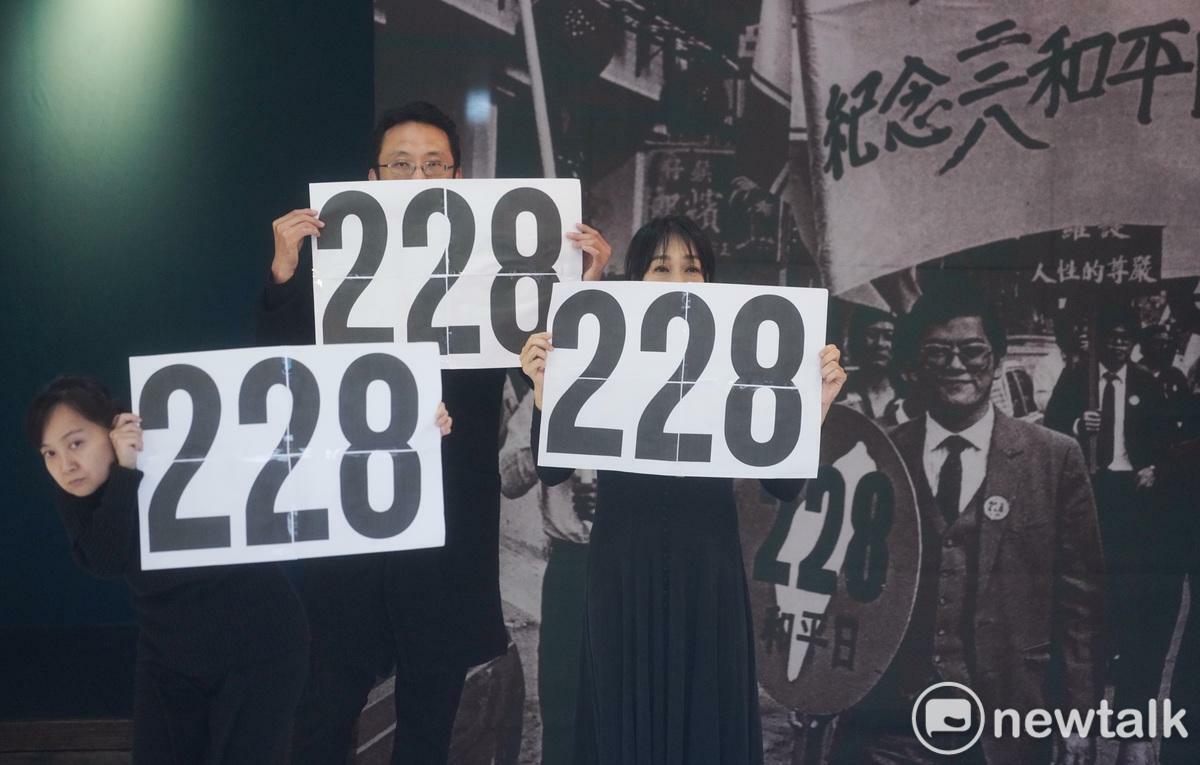 228七十八週年紀念行動行前記者會在蔡瑞月舞蹈研究社舉行，蔡瑞月舞蹈研究社、台灣基督長老教會總會等團體在記者會中，以手語詩、行動劇表達228的歷史悲劇。   圖：張良一/攝