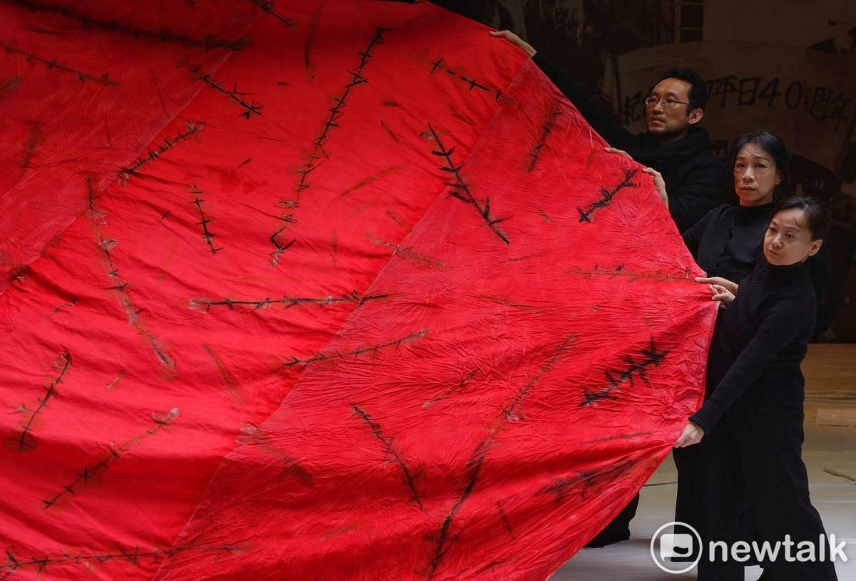 228七十八週年紀念行動行前記者會在蔡瑞月舞蹈研究社舉行，蔡瑞月舞蹈研究社、台灣基督長老教會總會等團體在記者會中，以手語詩、行動劇表達228的歷史悲劇。   圖：張良一/攝