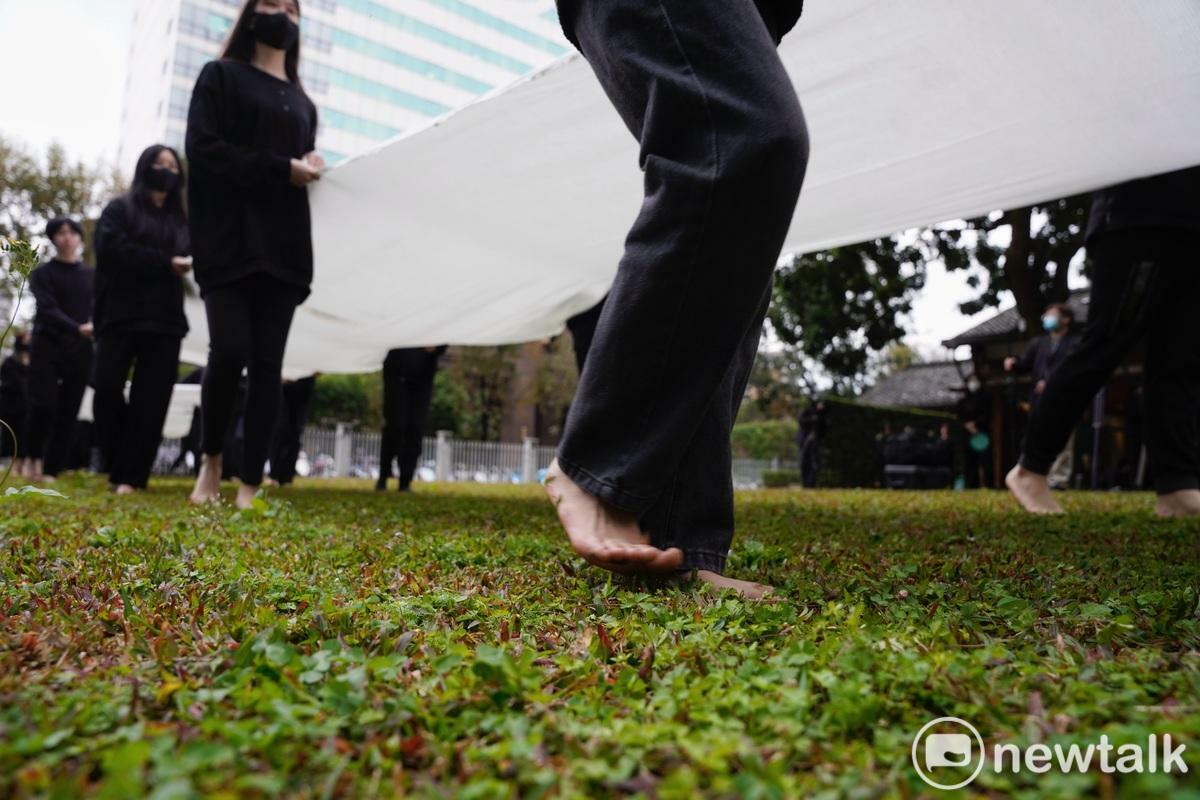 228七十八週年紀念行動行前記者會在蔡瑞月舞蹈研究社舉行，蔡瑞月舞蹈研究社、台灣基督長老教會總會等團體在記者會中，以手語詩、行動劇表達228的歷史悲劇。   圖：張良一/攝