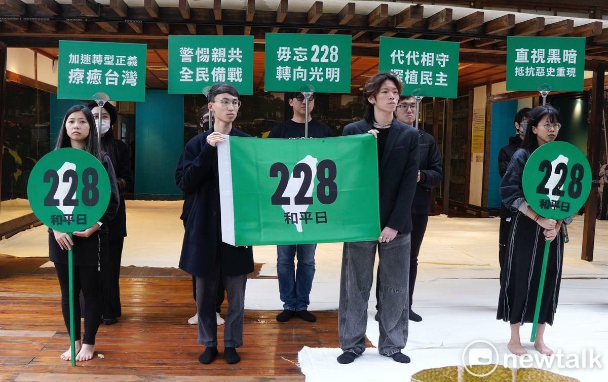 228七十八週年紀念行動行前記者會在蔡瑞月舞蹈研究社舉行，蔡瑞月舞蹈研究社、台灣基督長老教會總會等團體在記者會中，以手語詩、行動劇表達228的歷史悲劇。   圖：張良一/攝