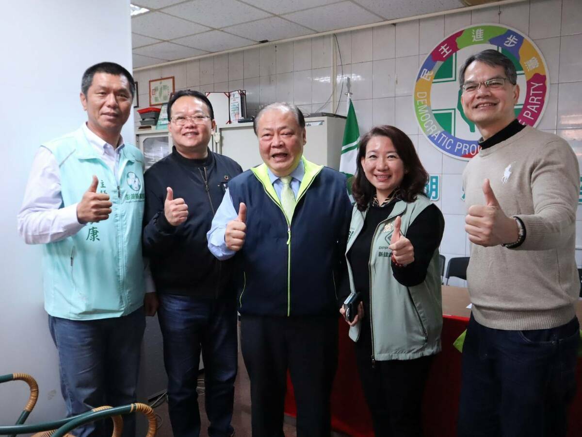 澎湖縣長陳光復協同重要官員舉辦「新住民諮詢站」澎湖站成立儀式。   圖：民進黨提供