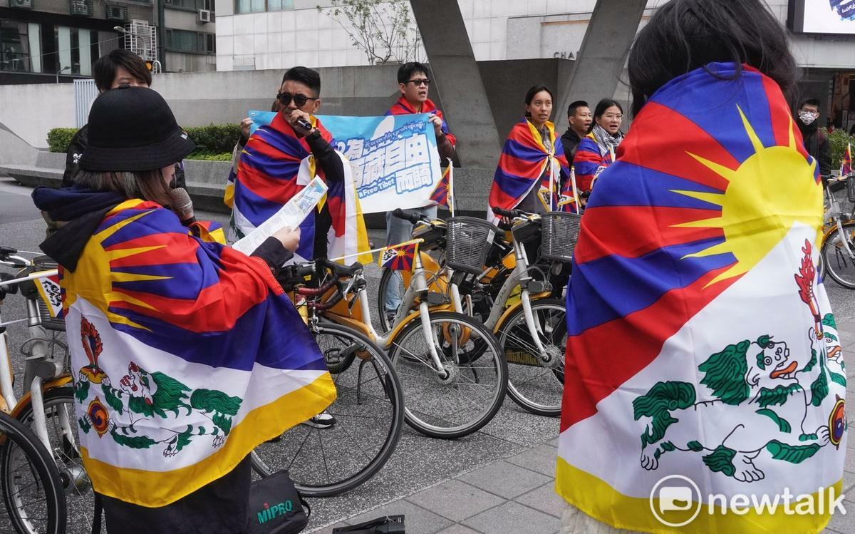西藏台灣人權協會、香港邊城青年等團體舉行聲援圖博、聲援香港，為西藏自由而騎行動，希望喚起更多人理解西藏的苦難，同時為被中國壓迫的人們發聲。   圖：張良一/攝