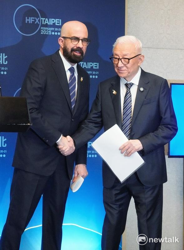 首度跨出北美到台灣舉辦的「哈利法克斯台北論壇」（HFX Taipei）今天登場，哈利法克斯論壇主席范普拉和聯電創辦人曹興誠在論壇開幕前舉行記者會，回應媒體提問。   圖：張良一/攝