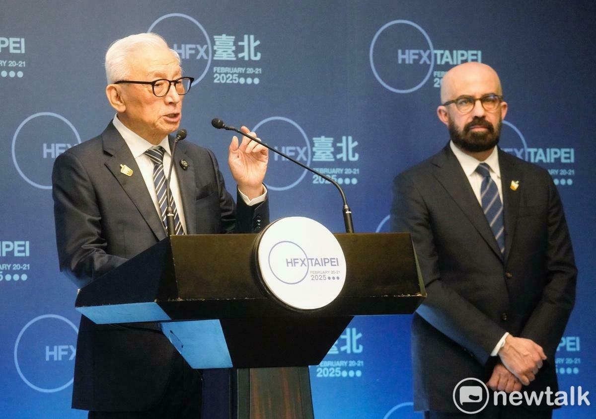  首度跨出北美到台灣舉辦的「哈利法克斯台北論壇」（HFX Taipei）今（20）天登場，哈利法克斯論壇主席范普拉和聯電創辦人曹興誠在論壇開幕前舉行記者會，回應媒體提問。 圖：張良一/攝 