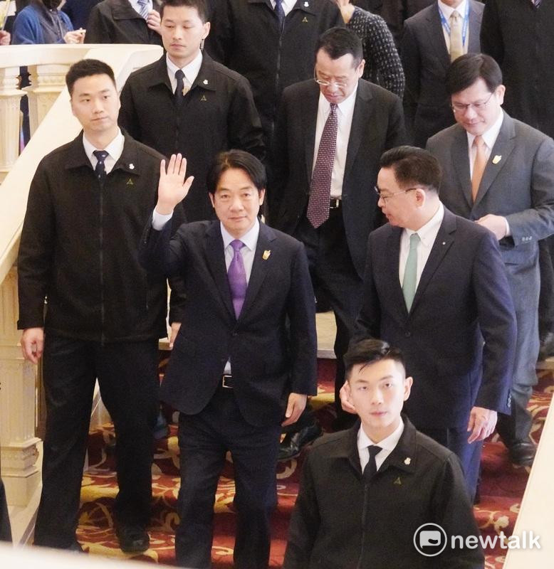 總統賴清德在國安會秘書長吳釗燮、國防部長顧立雄和外交部長林佳龍等人的陪同下出席「哈利法克斯台北論壇」。   圖：張良一/攝