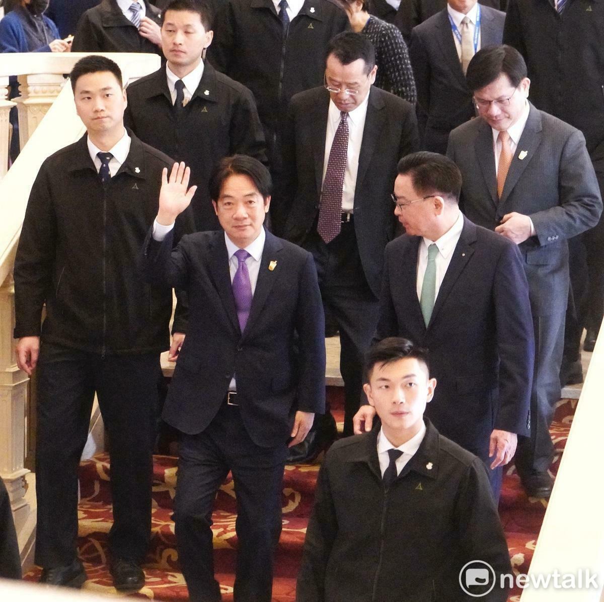  總統賴清德在國安會秘書長吳釗燮、國防部長顧立雄和外交部長林佳龍等人的陪同下出席「哈利法克斯台北論壇」。 圖：張良一/攝 