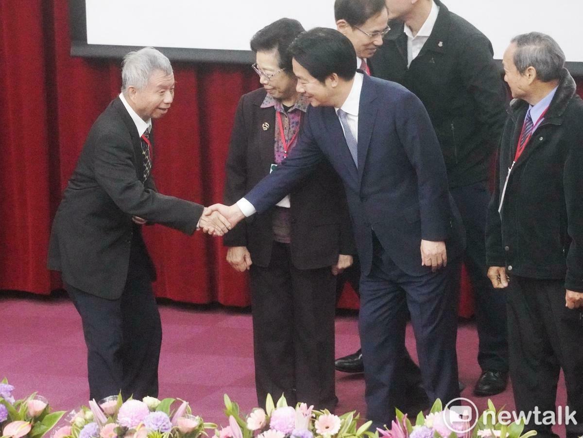 總統賴清德今（21）天出席「健保30週年永續研討會」開幕式，總統和推動健保的前衛生署長張博雅、葉金川和楊志良等前任官員合影前，一一向他們握手致意。。   圖：張良一/攝