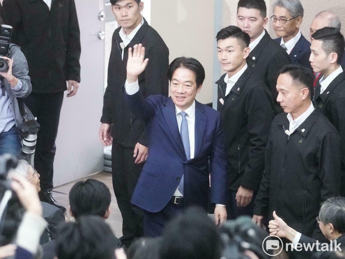 總統賴清德今（21）天出席「健保30週年永續研討會」開幕式時，向與會人士揮手致意。   圖：張良一/攝