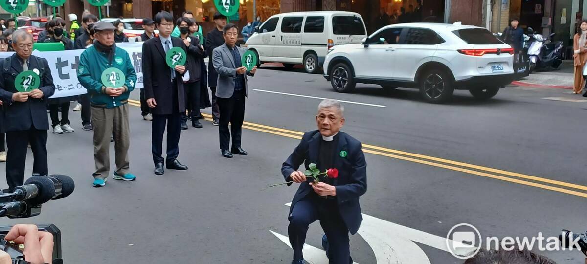 林宗正牧師進行獻花儀式紀念受難者，並親吻土地，對這片見證與承接台灣人苦難的土地，表達感激與祝福。 圖：林冠妙／攝 