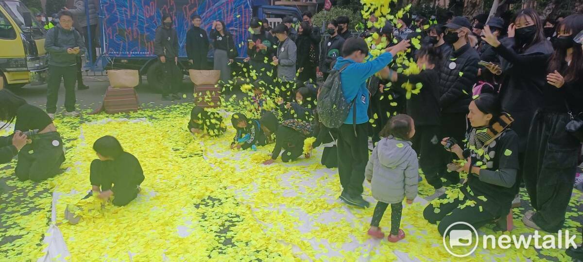  二二八78周年紀念行動「228‧0走出黑暗，邁向光明」。 圖：林冠妙／攝