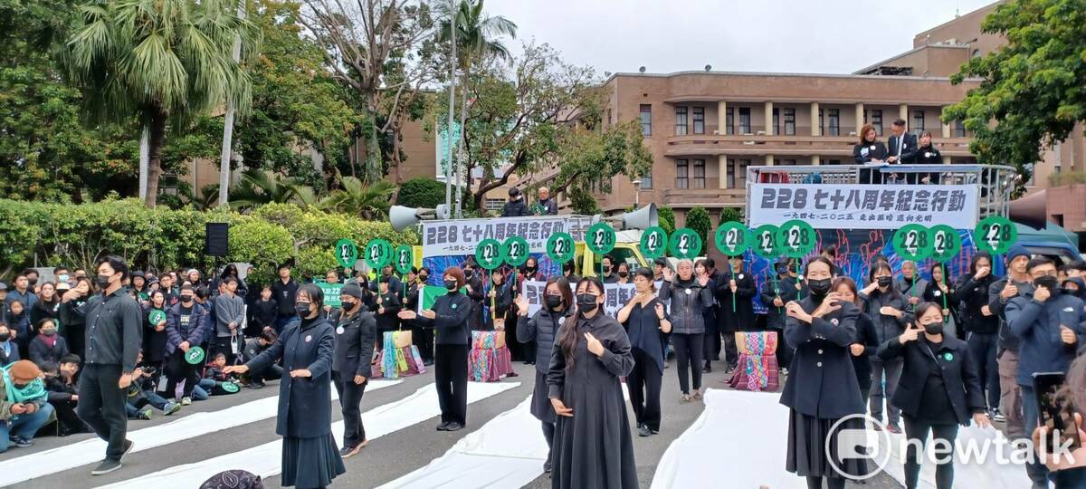  二二八78周年紀念行動「228‧0走出黑暗，邁向光明」 圖：林冠妙／攝二二八78周年紀念行動「228‧0走出黑暗，邁向光明」。 圖：林冠妙／攝