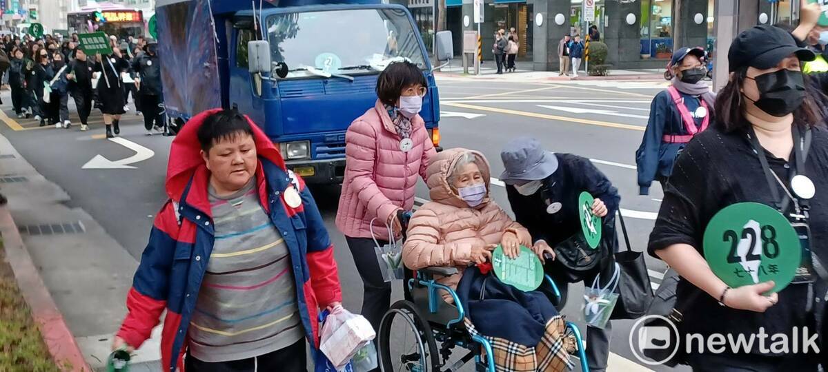  二二八78周年，「228&middot;0紀念行動」，台灣親子共學教育促進會上百位小朋友參加。 圖：林冠妙／攝