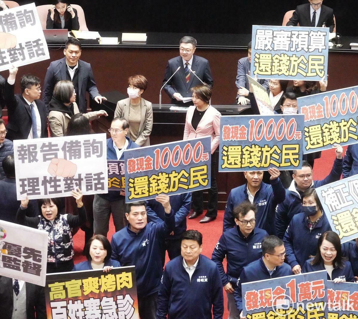 立法院今開議，行政院長卓榮泰欲向立院院會進行施政報告時，國民黨立委在議場舉牌喊口號阻擾卓榮泰的施政報告，民進黨立委也向支持者喊話反制，混亂的場面，讓卓院長的施政報告被迫中斷。 圖：張良一/攝 
