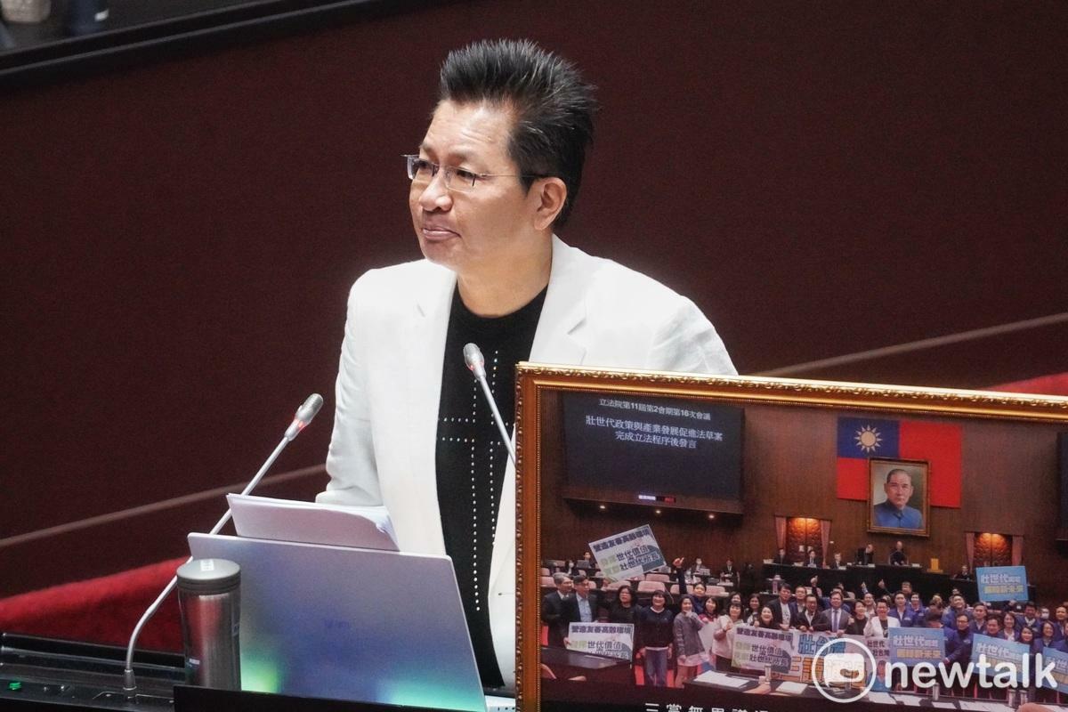 民眾黨立委吳春城在立法院院會總質詢時間為壯世代法案辯駁。   圖：張良一 / 攝
