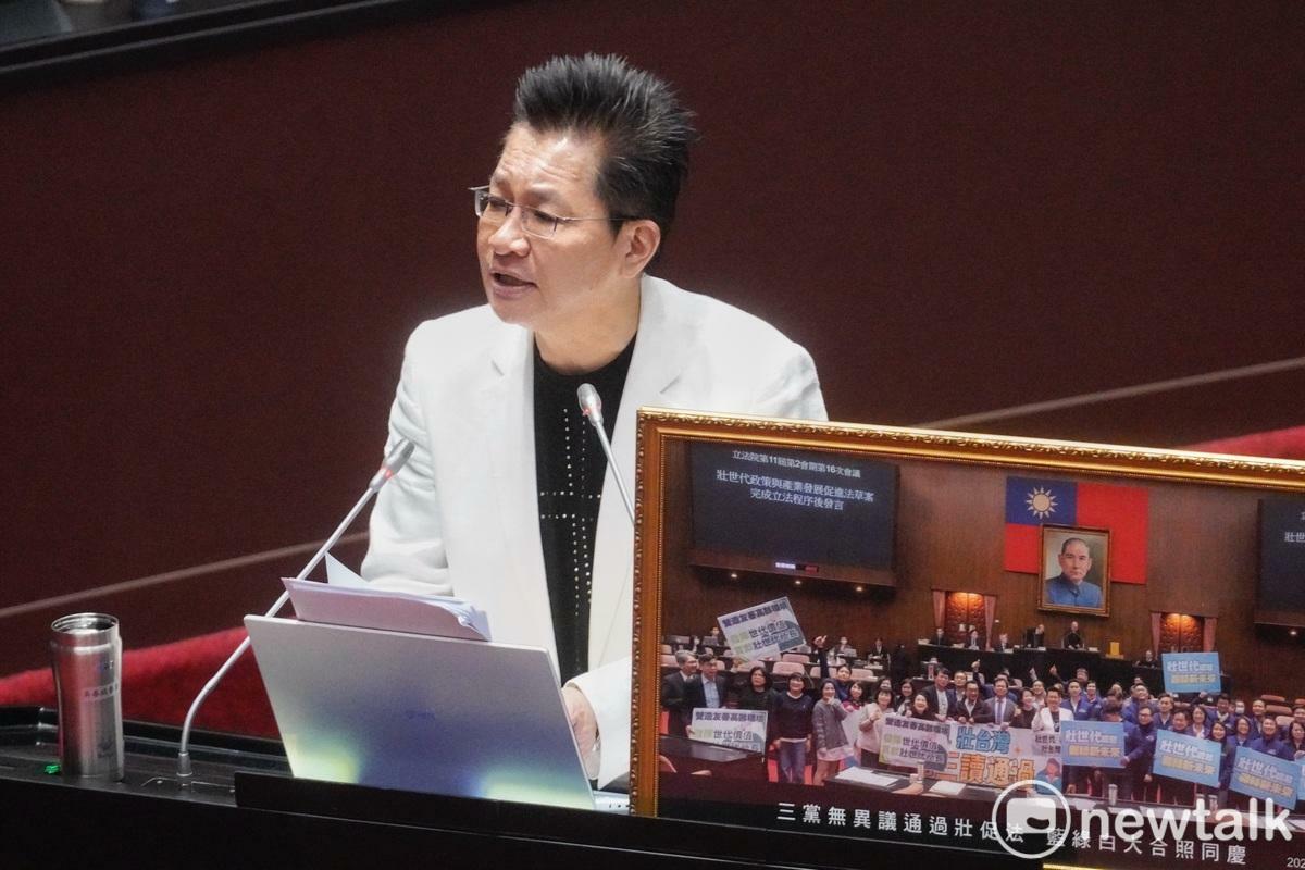 民眾黨立委吳春城在立法院院會總質詢時間為壯世代法案辯駁。   圖：張良一/攝