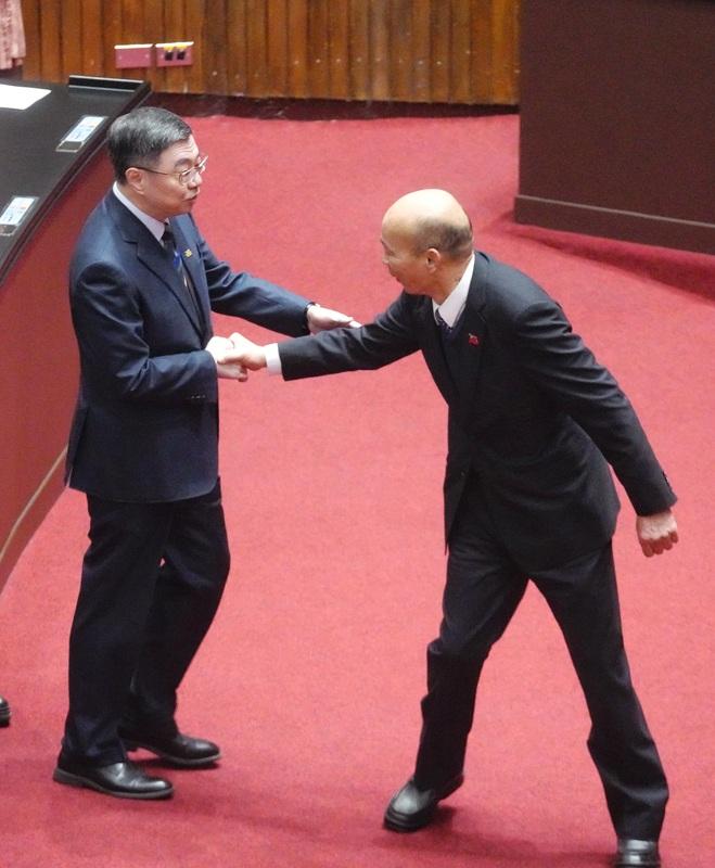  行政院長卓榮泰過去在立法院議場和立法院長韓國瑜握手致意。 圖：張良一/攝（資料照） 
