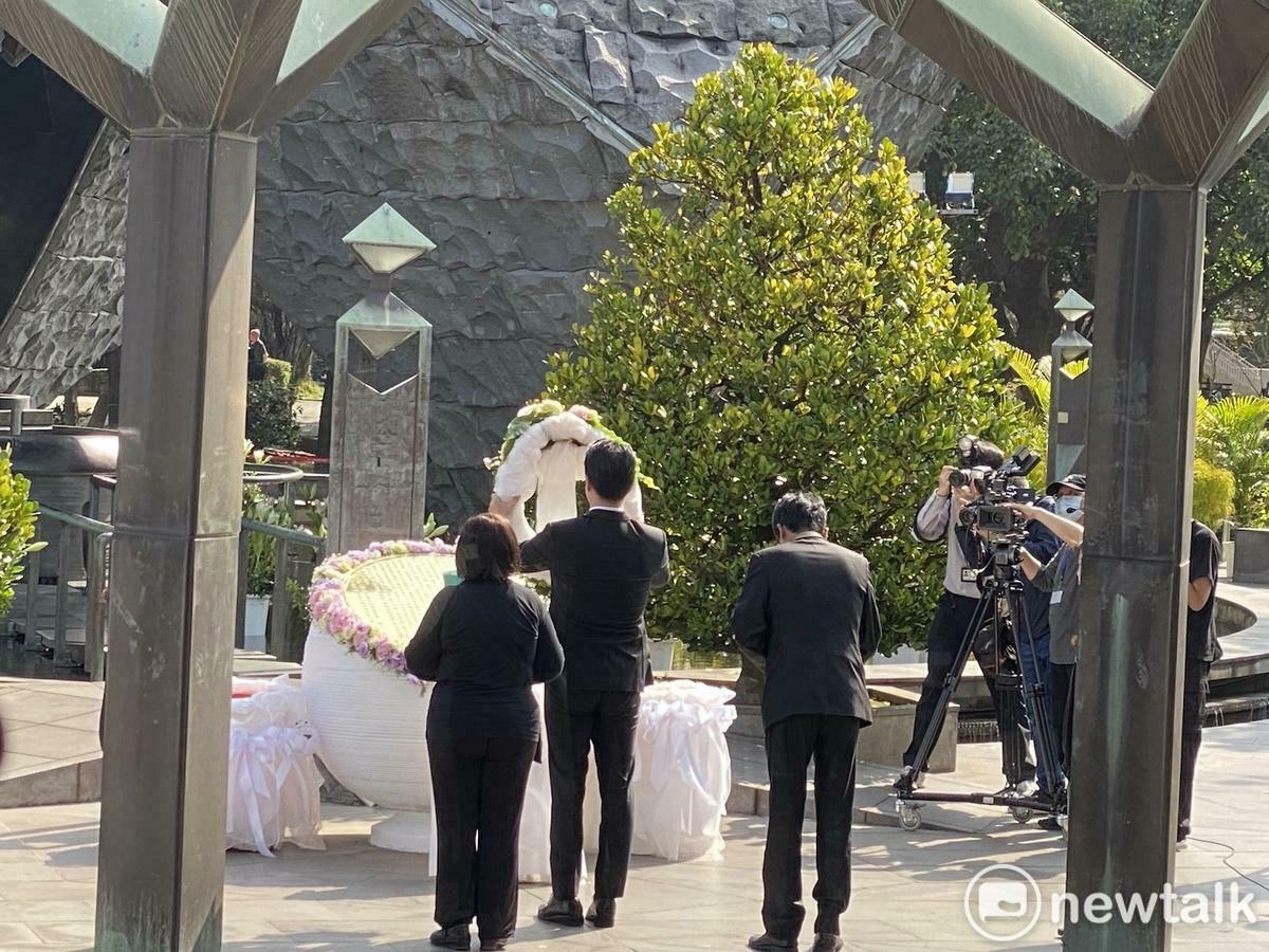 台北市政府28日於二二八和平公園，舉行二二八事件78週年紀念儀式，台北市長蔣萬安獻花致意。   圖：林朝億/攝