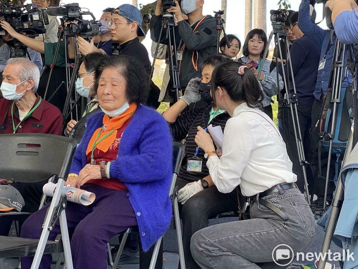 台北市政府28日於二二八和平公園，舉行二二八事件78週年紀念儀式，受難家屬向蔣萬安抗議，大會人員則上前安撫。   圖：林朝億/攝