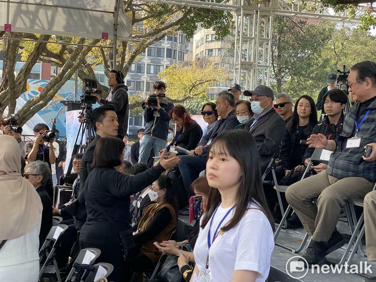 台北市政府28日於二二八和平公園，舉行二二八事件78週年紀念儀式，受難家屬向蔣萬安抗議，蔣萬安雖然看過來，卻沒有跟抗議者雙目對視。   圖：林朝億/攝
