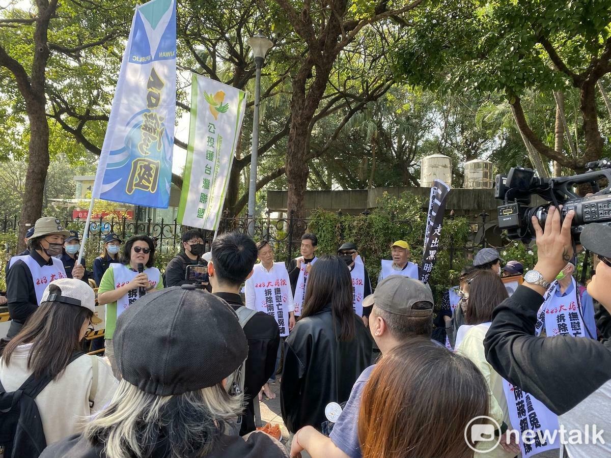 台北市政府28日於二二八和平公園，舉行二二八事件78週年紀念儀式，獨派團體場外抗議。   圖：林朝億/攝