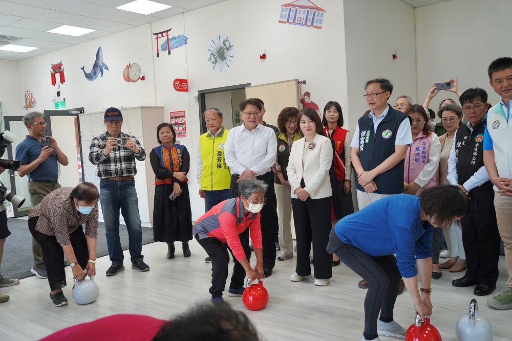  新的車城衛生所不僅延續醫療門診與公共衛生服務，還特別增設「社區心理衛生中心」、全國唯一設有牙科門診的衛生所，並設置「樂齡健康俱樂部」、「日照中心」與「長照分管中心」，希望能提供長輩更完善的健康照護服務，進一步減輕家庭照顧負擔。 圖:屏東縣政府提供 