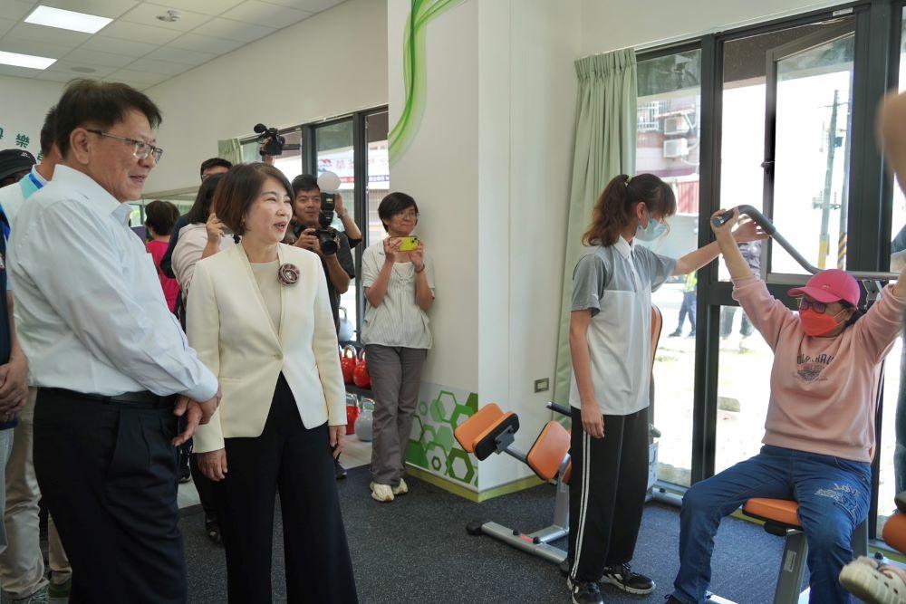  強化偏鄉醫療設施與服務，以確保偏鄉長者能獲得與都市地區相同品質的健康照護。他強調，這座全新的衛生所不只是地方醫療設施的提升，更是政府推動醫療平權、縮小城鄉差距的重要一步。 圖:屏東縣政府提供 